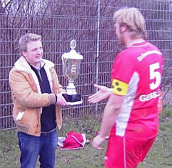 Baade bergibt den ersten Meisterpokal an Gessler von Dynamo Schweinewiese